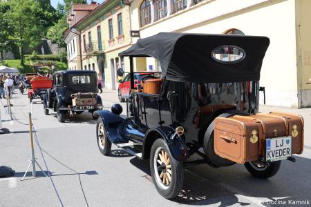 Mednarodna revija starodobnikov v Kamnik privabila ljubitelje klasičnih vozil (73)